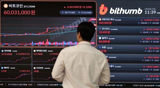 하루만에 5% 뛴 비트코인 6일 오전 서울 강남구 빗썸고객센터 전광판에 비트코인 시세가 표시되고 있다. 이날 오전 11시 기준 비트코인은 글로벌 코인시황 중계사이트인 코인마켓캡에서 24시간 전보다 5% 급등한 4만3889달러를 기록하고 있다. 최근 비트코인은 비트코인 현물 상장지수펀드(ERT) 출시 기대로 연일 랠리하고 있다. 뉴스1