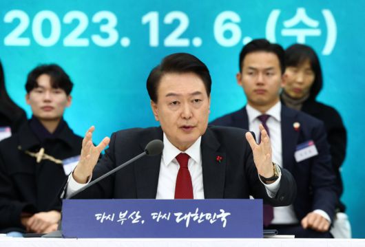 부산시민의 꿈과 도전 격려 마무리 발언하는 윤석열 대통령 (부산=연합뉴스) 임헌정 기자 = 윤석열 대통령이 6일 부산항 국제전시컨벤션센터에서 열린 부산시민의 꿈과 도전 격려 간담회에서 마무리 발언을 하고 있다. 2023.12.6 [대통령실통신사진기자단] kane@yna.co.kr (끝)