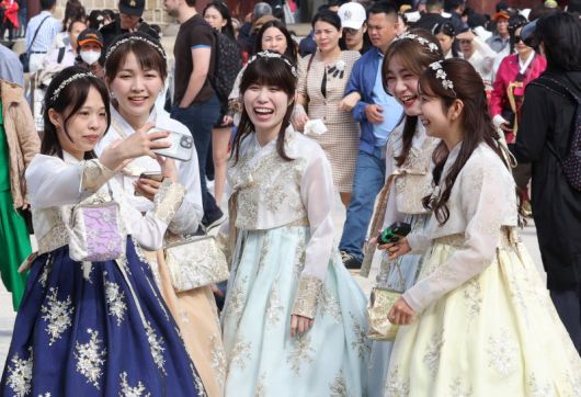 (서울=뉴스1) 김진환 기자 = 2023 가을 궁중문화축전이 열리고 있는 15일 서울 종로구 경복궁에서 한복을 입은 외국인 관광객들이 사진을 찍으며 추억을 남기고 있다. 한편, 오는 16일부터 22일까지 서울 종로구 일대와 전국 각지에서 ‘한복 입어 좋은 날!’을 주제로 2023 한복문화주간이 열린다. 2023.10.15/뉴스1 /사진=뉴스1