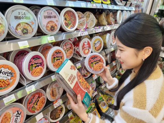 편의점 CU가 MZ세대 사이에서 선풍적인 인기를 끌고 있는 마라맛 트렌드를 겨냥해 자이언트 마라 떡볶이 시리즈를 출시한다. /사진=BGF리테일