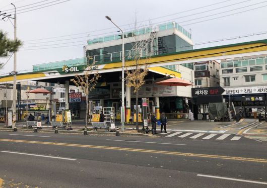 6일 오후 발생한 울산지역의 대규모 정전으로 신정동의 한 주유소가 영업을 중단했다. 하지만 이 주유소 건너편에 있는 또 다른 주유소에는 곧바로 전기 공급이 이뤄지면서 상대적인 피해가 발생했다.사진=최수상 기자