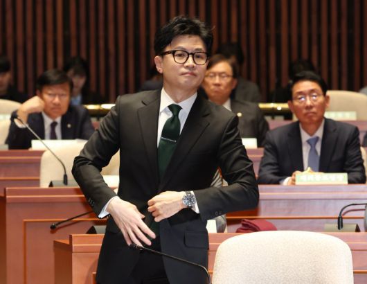 (서울=뉴스1) 송원영 기자 = 한동훈 법무장관이 6일 서울 여의도 국회에서 열린 국민의힘 정책의원총회에서 출입국 이민관리청 신설 방안에 대해 설명을 위해 발언대로 향하고 있다. 2023.12.6/뉴스1 /사진=뉴스1화상