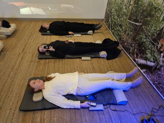 6일 충북 제천한방자연치유센터에서 열린 웰니스 프로그램 행사 참가자들이 '힐링 안마'를 체험하고 있다. 제천한방바이오진흥재단 제공