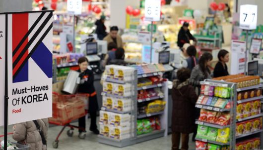 [서울=뉴시스] 김금보 기자 = 21일 오후 서울 중구 한 대형마트에서 외국인 관광객들이 한국 식품 코너를 살펴보고 있다. 김치 인기가 높아지면서 한국 김치를 수입하는 국가가 사상 처음으로 90개국을 넘어섰다. 21일 관세청 통계에 따르면 올해 1~10월 한국에서 김치를 수출한 국가는 일본과 미국 등 93국으로, 지난해 1년간 수출한 87개국을 넘어서 사상 최다를 기록했다. 2023.11.21. kgb@newsis.com <저작권자ⓒ 공감언론 뉴시스통신사. 무단전재-재배포 금지.> /사진=뉴시스