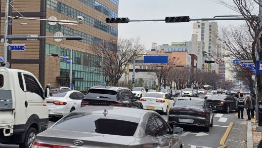 6일 오후 울산에서 대규모 정전이 발생한 가운데 울산시청 앞 도로에 신호등이 꺼지면서 차량들이 정체를 빚고 있다. 뉴시스