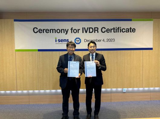 사진 좌측부터 남학현 아이센스 대표이사, 서정욱 티유브이 슈드 코리아 대표이사