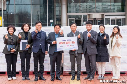 최형식 효성 커뮤니케이션실 상무(오른쪽 네번째)가 6일 서울 마포구청을 찾아 관내 취약계층을 위한 ‘사랑의 김장 김치’를 전달하고 ‘2024 희망온돌 따뜻한 겨울나기’ 사업에 성금을 전달한뒤 박강수 마포구청장(오른쪽 다섯번째) 등 참석자들과 기념촬영을 하고 있다. 효성 제공