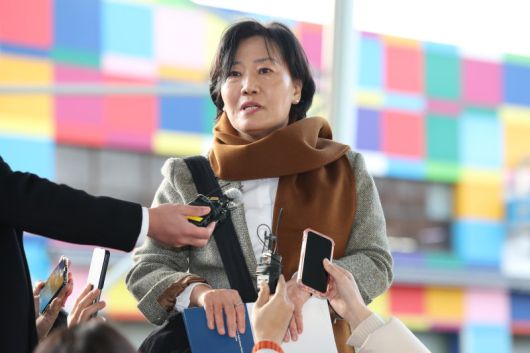 출근하는 송미령 농림축산식품부 장관 후보자 (서울=연합뉴스) 김성민 기자 = 송미령 농림축산식품부 장관 후보자가 7일 오전 서울 서초구 aT센터 인사청문회 준비 사무실로 출근하고 있다. 2023.12.7 ksm7976@yna.co.kr (끝) /사진=연합 지면화상