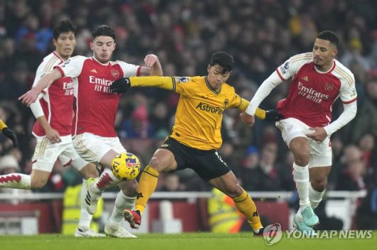 임대 신분이던 2021-2022시즌 도중 정식 계약을 맺고 울버햄프턴 선수가 된 황희찬의 현재 계약 기간은 2026년까지다 (사진 = 연합뉴스)                                    [런던=AP/뉴시스]EPL 울버햄튼의 황희찬 /사진=뉴시스