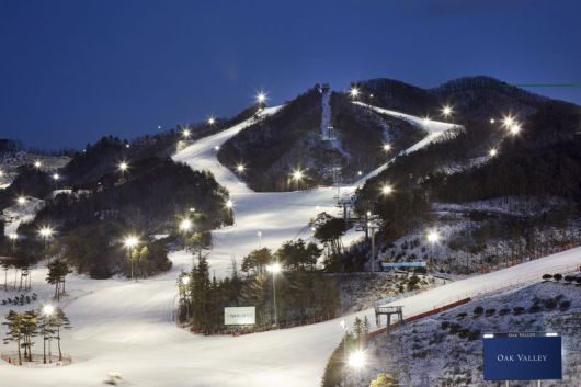 오크밸리 스키장은 총 3면의 슬로프와 눈놀이동산, 실내수영장, 스포츠 어드벤처 바운스 슈퍼파크 등 다양한 엔터테인먼트 시설을 갖추고 있다.