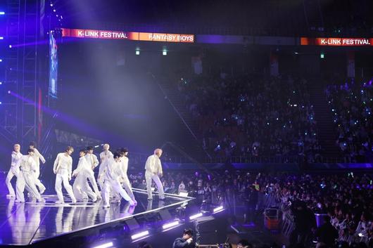 10일 오후 서울 잠실실내체육관에서 열린 '2023 케이-링크 페스티벌'에서 아이돌 그룹 판타지보이즈가 화려한 무대를 선보이고 있다. 문화체육관광부 제공