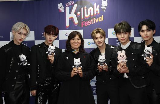 장미란 제2차관이 10일 오후 서울 잠실실내체육관에서 열린 '2023 케이-링크 페스티벌' 출연자인 제로베이스원과 함께 '2023-2024 한국방문의 해' 꾸기와 하니 캐릭터를 들고 기념촬영을 하고 있다. 문화체육관광부 제공