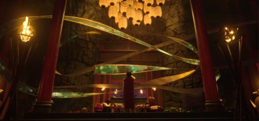 넷플릭스 시리즈 ‘유유백서’에서 염라가 사람들의 인생을 스크롤해 평가하고 지옥과 천국을 나누는 모습. / 사진=덱스터스튜디오 제공