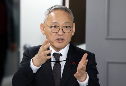 발언하는 유인촌 장관 (광주=연합뉴스) 조남수 기자 = 유인촌 문화체육관광부 장관이 8일 오전 광주 동구 금남로 전일빌딩에서 5·18 민주화운동 가족으로 구성된 옛 전남도청복원 지킴이 어머니와 만나 발언하고 있다. 2023.12.8 iso64@yna.co.kr (끝)