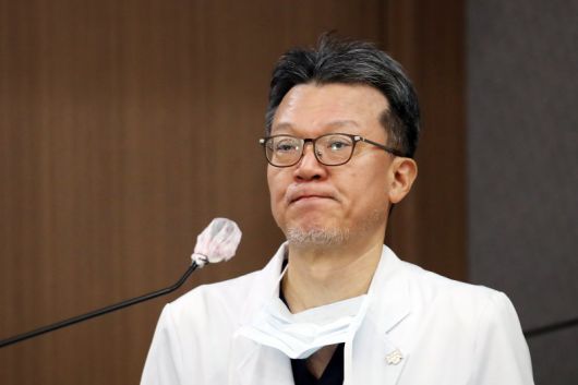 민승기 서울대병원 이식혈관외과 교수(이재명 더불어민주당 대표 수술 집도의)가 4일 오전 서울 종로구 서울대병원 의학연구혁신센터에서 흉기 피습 관련 이재명 더불어민주당 대표 수술 경과 및 회복 과정을 브리핑하고 있다. 2024.1.4/뉴스1 ⓒ News1 이승배 기자 /사진=뉴스1