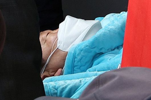 부산에서 신원 미상 남성에게 습격을 당한 이재명 더불어민주당 대표가 2일 오후 서울 종로구 서울대병원으로 이송되고 있다. 2024.1.2./뉴스1 ⓒ News1 김명섭 기자 /사진=뉴스1