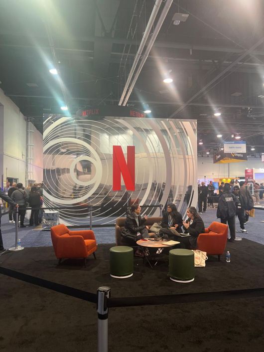 9일(현지시간) 세계 최대 가전·정보기술(IT) 전시회인 CES 2024에 참가한 넷플릭스 부스의 모습. 사진=김준석 기자                                    9일(현지시간) 세계 최대 가전·정보기술(IT) 전시회인 CES 2024에 참가한 전기차(EV)업체 멀렌의 SUV '파이브 RS'. 사진=김준석 기자