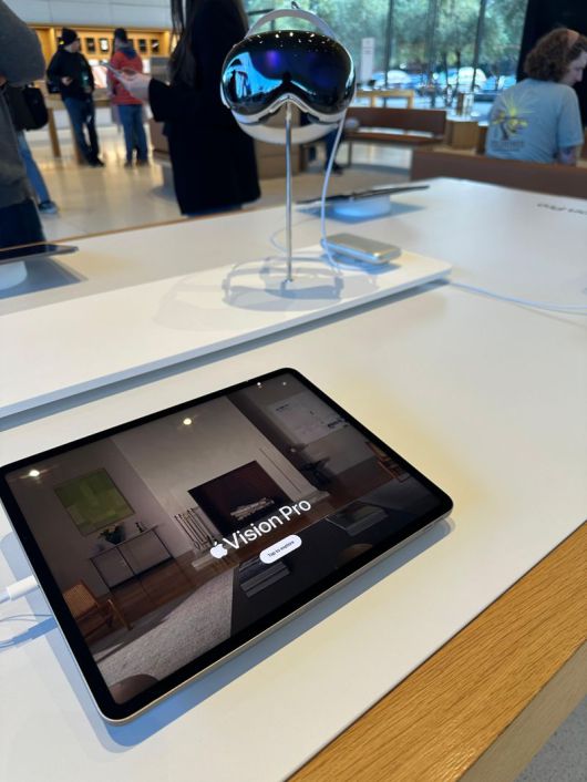 2일(현지시간) 미국 캘리포니아주 쿠퍼티노 애플 본사의 애플 스토어에 애플의 혼합현실(MR) 헤드셋 비전 프로가 전시되어 있다. 사진=홍창기 기자