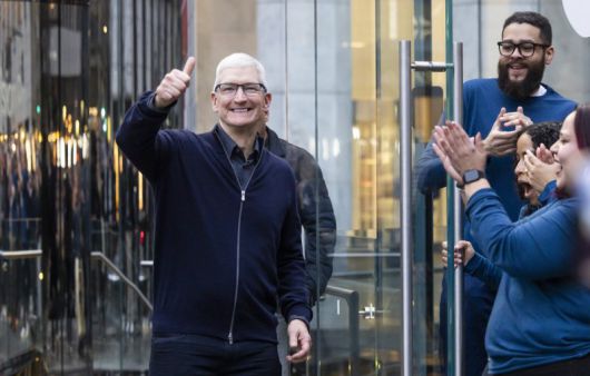 팀 쿡 애플 CEO가 2일(현지시간) 미국 뉴욕 5번가에 위치한 애플 스토어에서 비전 프로 출시를 기념하며 엄지를 들어보였다. 사진=EPA연합뉴스