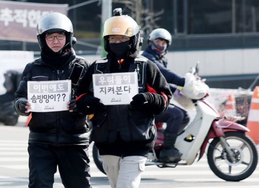 [서울=뉴시스] 김진아 기자 = 민주노총 공공운수노조 라이더유니온지부 관계자들이 13일 서울 서초구 서울중앙지검 앞에서 '강남 음주운전 가해자 안 모씨 처벌 촉구, 라이더 및 시민 탄원서 1500장 접수 기자회견'을 마친 뒤 탄원서를 접수하기 위해 이동하고 있다. 경찰에 따르면 유명 DJ로 알려진 안 모씨는 지난 3일 오전 강남구 논현동에서 술을 마시고 벤츠 차량을 몰다 오토바이 배달원 A씨(54)를 치어 숨지게 한 혐의를 받고 있다. 2024.02.13. bluesoda@newsis.com /사진=뉴시스