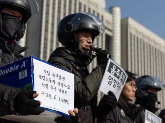 공공운수노조 라이더 유니온지부 조합원들이 13일 오전 서울 서초구 서울중앙지방검찰청 앞에서 열린 ‘강남 음주운전 가해자’에 대한 탄원서 접수 기자회견에서 발언을 하고 있다. 2024.2.13/뉴스1 ⓒ News1 이재명 기자 /사진=뉴스1