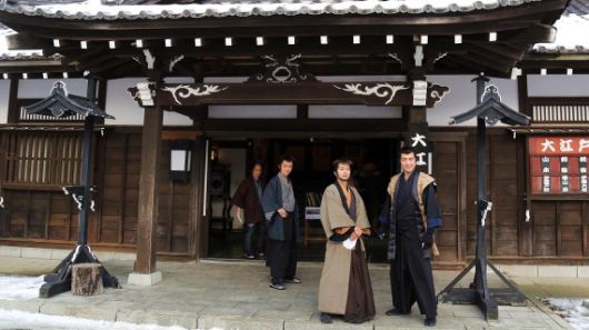 노보리베츠 다테 지다이무라 오오에도 극장에서 사무라이쇼 배우들이 포즈를 취하고 있다. 자료:fnDB