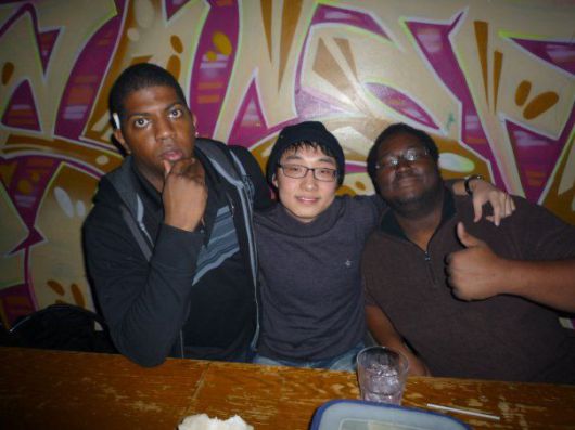 페이스북을 뒤져 찾아 낸 2009년 12월 31일 토론토의 어느 술집. 두 명의 친구들과 함께 2010년의 첫 1분과 1초를 불꽃놀이를 보며 함께 맞이했다.