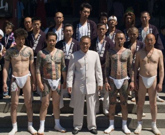 한 야쿠자 조직의 단체 사진. X 캡처