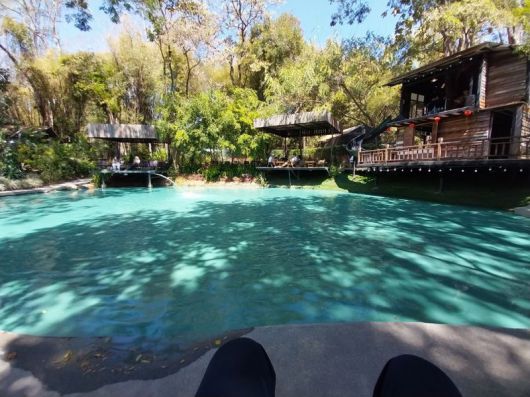 물감을 풀어 놓은 듯한 푸른 빛의 작은 호수가 있는 치앙마이 No39 카페. 물이 맑은 것이 아니라 실제로 주인이 파란색 물감을 풀어 놓은 것이라고 한다.