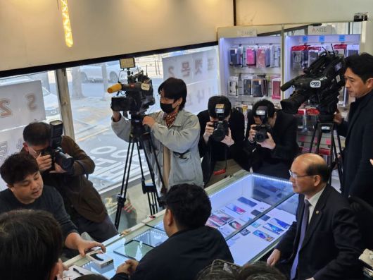 이상인 방송통신위원회 부위원장이 21일 서울 강남구 소재 휴대전화 판매점에 방문해 현장 의견을 청취하고 있다. 사진=김준혁 기자