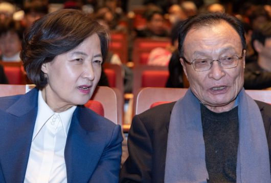 추미애 전 법무부 장관과 이해찬 더불어민주당 상임고문이 30일 오후 서울 종로구 조계사 전통문화예술공연장에서 열린 '장하리' 출판기념회에서 대화를 하고 있다. 2023.11.30/뉴스1