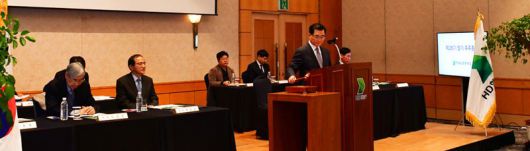 25일 열린 현대삼호중공업 제26기 정기주주총회에서 신현대 사장이 브랜드 가치 제고와 그룹사와의 기업 정체성 공유를 위해 상호를 'HD현대삼호'로 변경하는 안건을 상정하고 있다. 신현대 사장은 "회사명 변경을 통해 창업정신으로 돌아가 100년 기업의 토대를 구축하겠다"라고 강조했다. HD현대삼호 제공