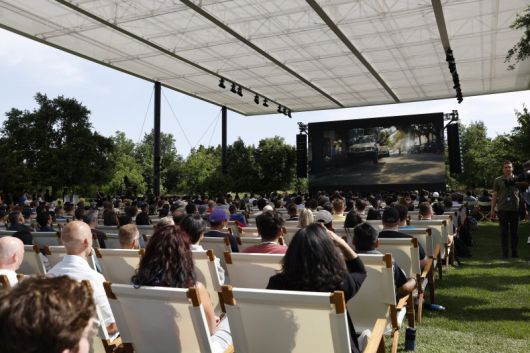 지난해 6월 5일 미국 캘리포니아 쿠퍼티노 애플 파크 캠퍼스에서 열린 2023 애플 세계개발자회의(WWDC)에서 개발자들이 팀 쿡 CEO의 기조연설을 경청하고 있다. EPA연합뉴스