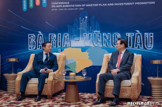 이상운 효성 부회장(오른쪽)이 지난달 30일 베트남 남부 바리우붕따우성 푸미 2공단에서 열린 '바리우붕따우성 비전선포식 및 투자승인서 수여식'에서 쩐홍하 베트남 부총리와 대화를 나누고 있다. 효성티앤씨 제공