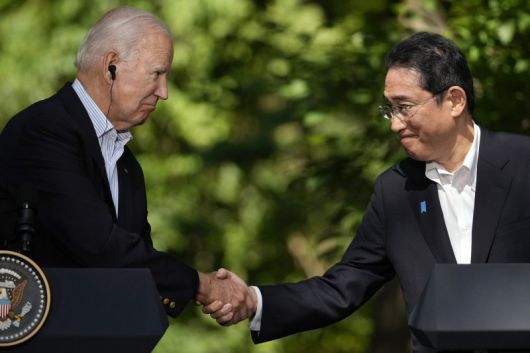 조 바이든 미국 대통령(왼쪽)이 지난해 8월 18일(현지시간) 미 메릴랜드주에 위치한 미 대통령 별장 캠프 데이비드에서 열린 한미일 정상회의를 마친 뒤 가진 한미일 공동기자회견에서 기시다 후미오 일본 총리와 악수하고 있다. 뉴시스