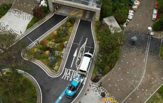 지난 7일 온라인 커뮤니티에 올라온 주차장 입구 주차 차량의 견인 장면. 출처=온라인 커뮤니티 캡처