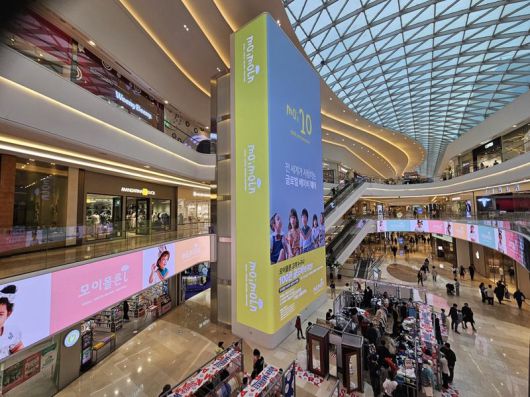 스타필드 하남점에 게시된 모이몰른 대형 옥외 광고.