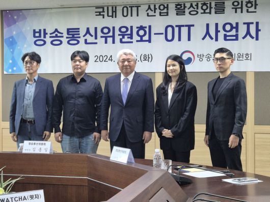 이태현 웨이브 대표, 박태훈 왓챠 대표, 김홍일 방송통신위원장, 최주희 티빙 대표, 김성한 쿠팡플레이 대표(왼쪽부터)가 28일 정부과천청사에서 간담회를 갖고 기념사진을 찍고 있다. 사진=구자윤 기자