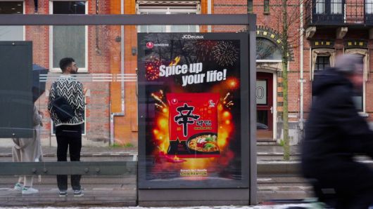 네덜란드 버스 정류장의 신라면 광고.