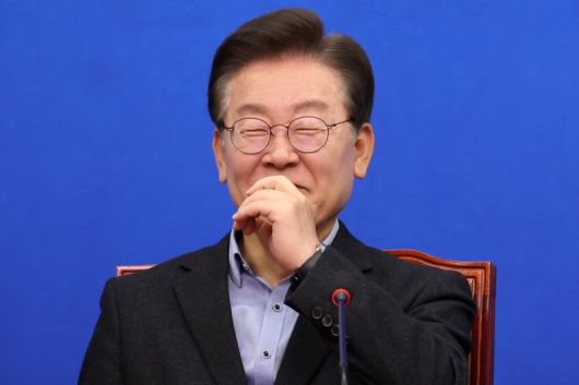 이재명 더불어민주당 대표가 3일 오전 서울 여의도 국회에서 열린 최고위원회의에서 박찬대 원내대표의 조세재정연구원 관련 발언을 듣다 미소짓고 있다. 뉴시스