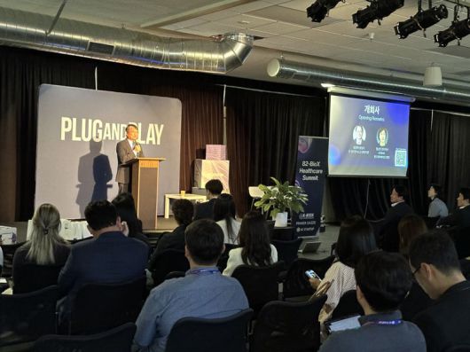 임정택 주샌프란시스코 총영사관 총영사가 1일(현지시각) 미국 실리콘밸리 플러그앤플레이에서 개최된 '82-바이오X 헬스케어 서밋'에서 환영사를 말하고 있다. 사진=홍창기 기자