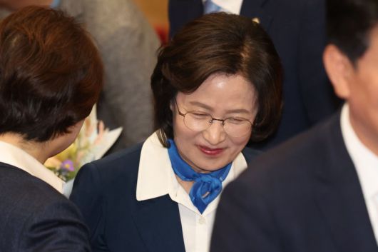 추미애 더불어민주당 당선인이 16일 오전 서울 여의도 국회 의원회관에서 열린 제22대 국회 전반기 국회의장단 후보 선출 당선자 총회에서 국회의장 후보에 떨어진 뒤 자리를 이동하고 있다. 사진=뉴시스