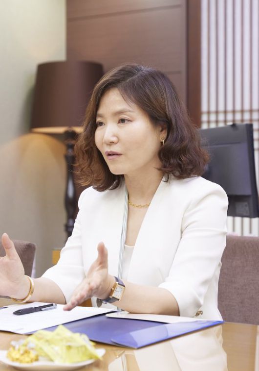 김용숙 IBK기업은행 한남동WM센터장이 10일 서울 용산구 한남동 소재 한남동WM센터에서 초고액 자산가들의 최근 투자 동향에 대해 설명하고 있다. 사진 IBK기업은행.