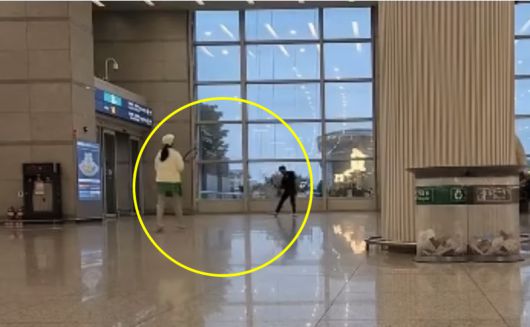 인천국제공항 청사 내에서 테니스를 한 커플이 테니스를 치고 있다. /사진=온라인 커뮤니티 '보배드림' 인스타그램 캡처