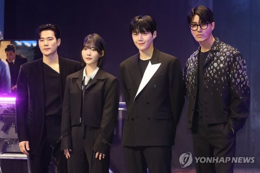 디즈니+ '폭군' 제작발표회 (서울=연합뉴스) 류효림 기자 = 배우 김강우(왼쪽부터), 조윤수, 김선호, 차승원이 15일 서울 강남구 삼성동 그랜드 인터컨티넨탈 파르나스 호텔에서 열린 디즈니+ '폭군' 제작발표회에서 포즈를 취하고 있다. 2024.7.15 ryousanta@yna.co.kr (끝)