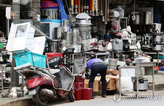 올해 폐업을 사유로 소기업·소상공인 대상의 공제 제도인 '노란우산' 공제금을 받은 소상공인이 더 늘어난 것으로 나타난 20일 서울 중구 황학동 주방거리의 매장에 중고 주방 기구들이 쌓여있다. 지난 1∼4월 노란우산 폐업 사유 공제금 지급액은 5천442억원으로 지난해 동기보다 19.9% 늘었다. 2024.5.20 연합뉴스