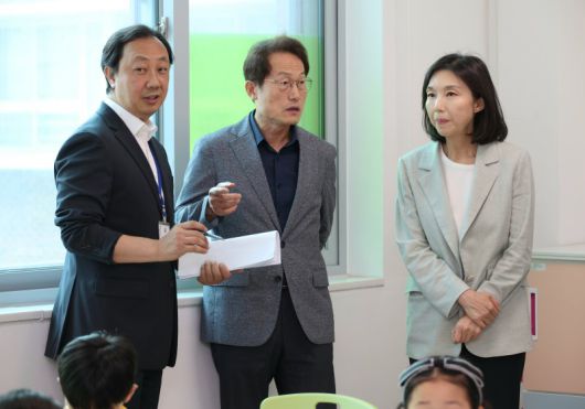 조희연 서울시교육감(가운데)과 최호정 서울시의회 의장(오른쪽)이 지난달 3일 서울 구로구 고척초등학교에서 초1학년 맞춤형 교육프로그램을 참관 및 늘봄학교 운영 현황을 점검하고 있다. 서울시교육청 제공