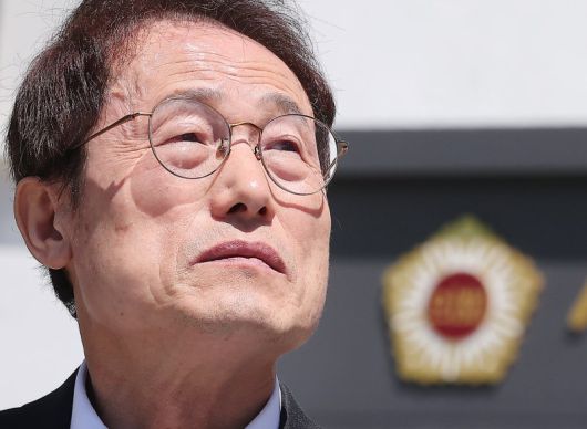 조희연 서울시교육감이 지난 5월 16일 서울 중구 서울시의회 본관 앞에서 열린 '서울특별시 학생인권 조례 폐지조례 재의 요구' 기자회견에 참석해 하늘을 응시하고 있다. 뉴스1