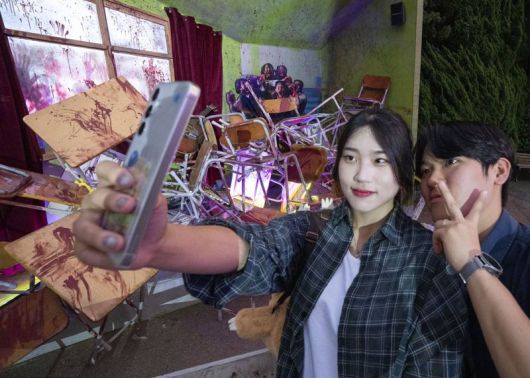 에버랜드 블러드시티 '지금 우리 학교는' 테마 체험존을 찾은 방문객이 기념촬영을 하고 있다.                                     에버랜드 블러드시티 '지금 우리 학교는' 테마 체험존에서는 드라마 속 효산고등학교 교복을 빌려 입을 수도 있다. 에버랜드 제공