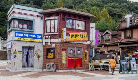 에버랜드 블러드시티에 마련된 '지금 우리 학교는' 테마 체험존. 드라마 속 남자 주인공인 이청산의 어머니가 운영하는 청산치킨이 보인다.                                    '지금 우리 학교는' 테마 체험존 정면에 보이는 건물이 좀비의 습격을 받은 효산고등학교다. 에버랜드 제공